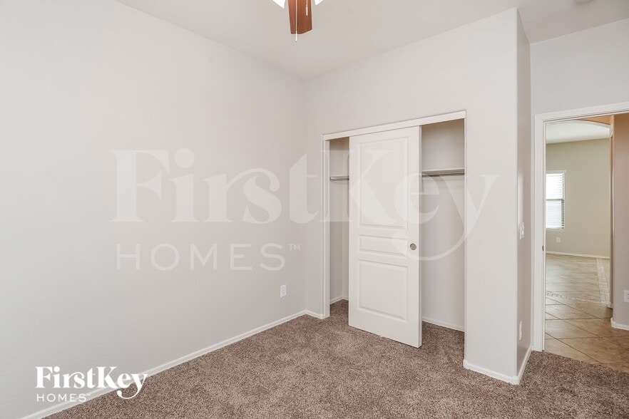 Building Photo - 1210 W Vineyard Plains Dr