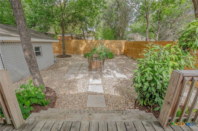 Building Photo - 2404 Oak Crest Ave