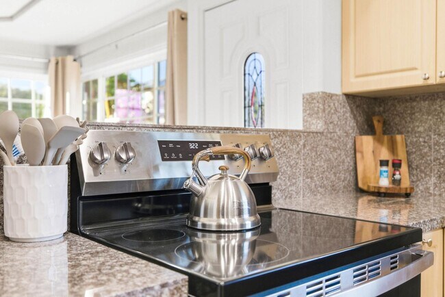 Building Photo - 765 Elkwood Ave