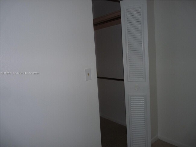 Building Photo - 14211 N Kendall Dr