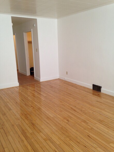 Living room 204 - 204 E 4th St