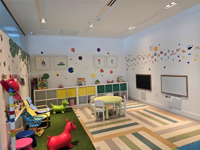 Building Photo - 1600 SW 1st Ave