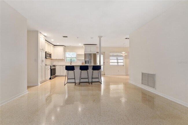 Building Photo - 12902 Forest Hills Dr