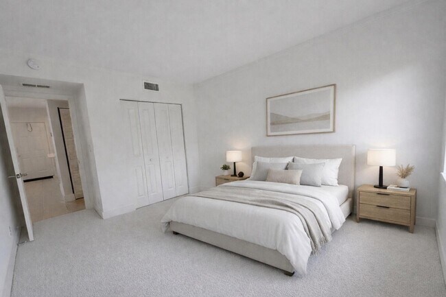 Building Photo - 2660 NE 8th Ave