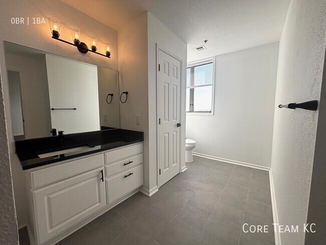 Building Photo - 320 W 7th St