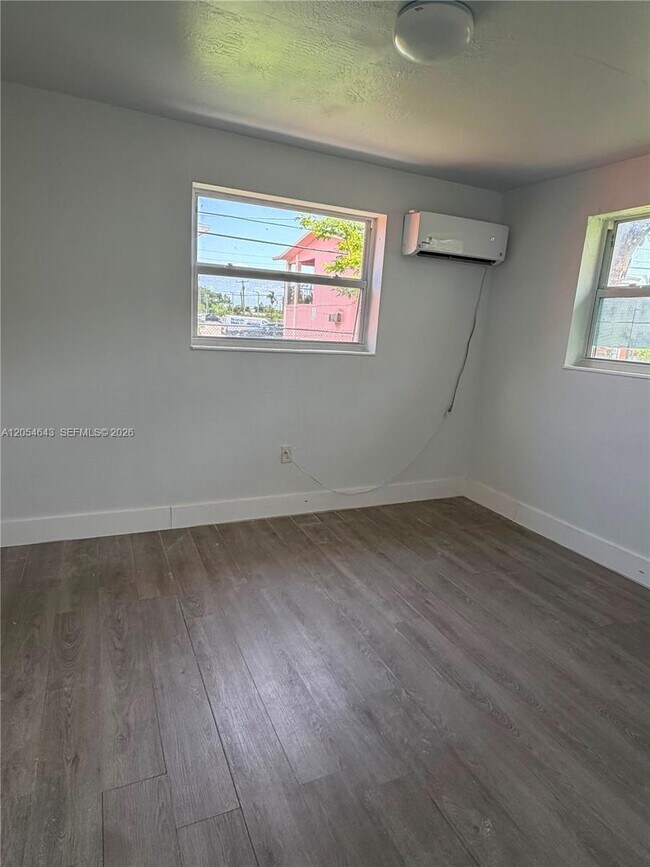 Building Photo - 1465 W 28th St