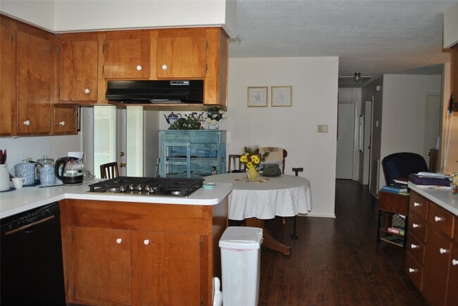 Building Photo - 401 Laurel Dr