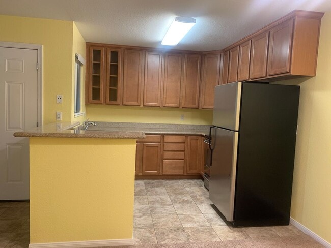 Building Photo - Beautiful upstairs condo with Washer and D...