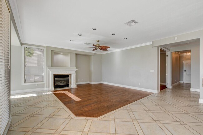 Building Photo - COMING SOON!! $1000 off 1st months Rent Guard-Gated Golf Course Living on the 14th Green!