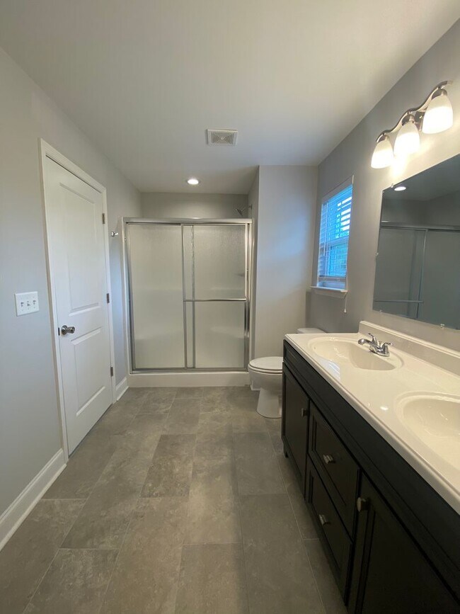 Building Photo - 4 BR, 2 BA, 2 Car Garage | Close to Chattanooga, Volkswagen, FedEx, & Amazon
