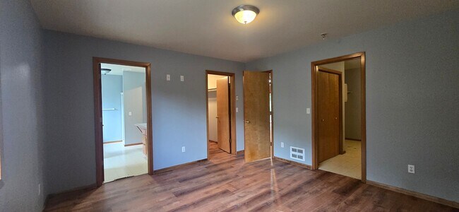 Building Photo - 11 E Eld Pl