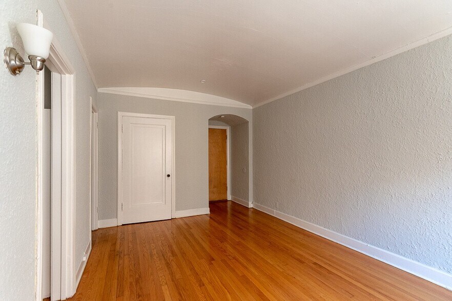 Building Photo - 539 W Arlington Pl