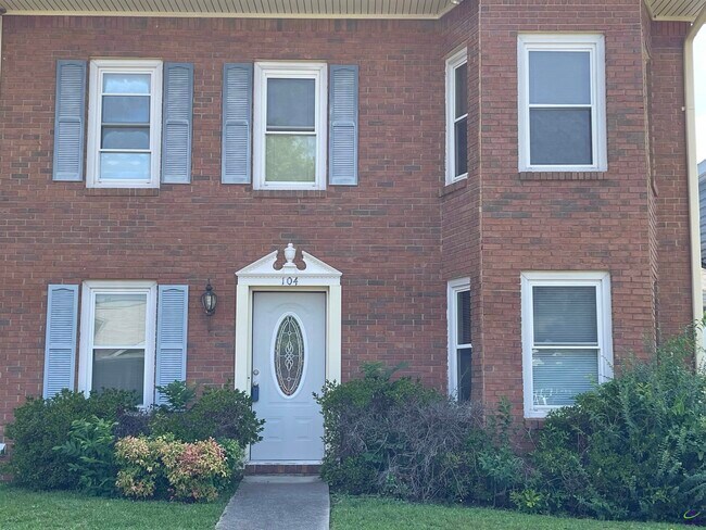 Primary Photo - 104 Williamsburg Ave