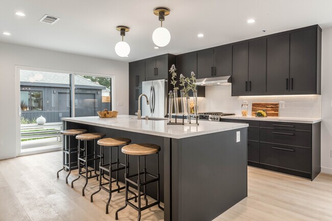 Building Photo - 3840 Somerset Dr