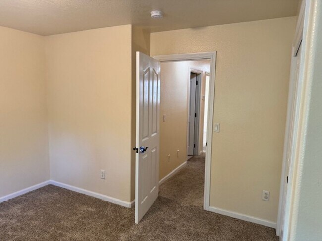 Building Photo - NEW TO MARKET/ LARGE 2 STORY HOME ON PRIVA...