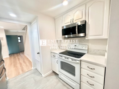 Building Photo - Luxury Living Made Easy: Your Tustin 2-Bedroom Condo Awaits with a Pool and Tennis Courts