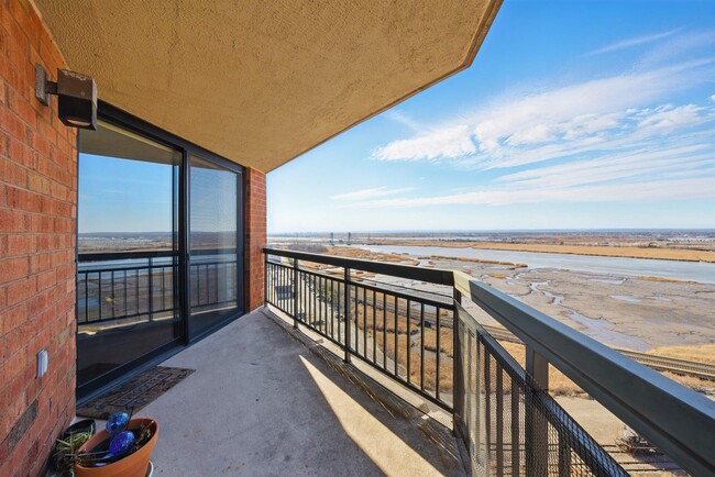 Building Photo - 1508 Harmon Cove Tower