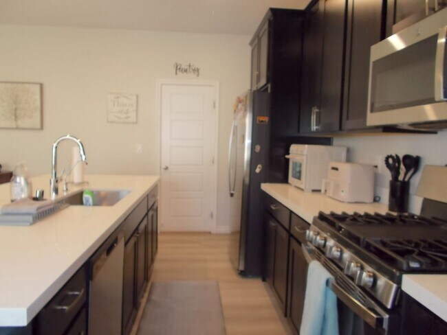 Building Photo - Beautiful 4 Bedroom Home