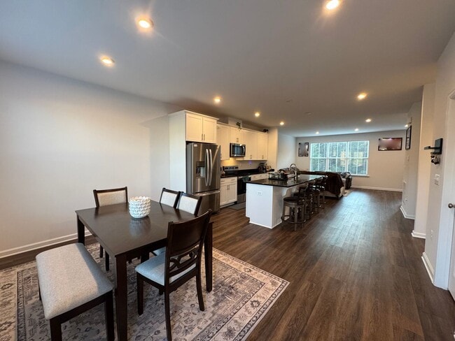 Building Photo - Modern 4 Bed 3.5 Bath Interior Townhome In Manassas City