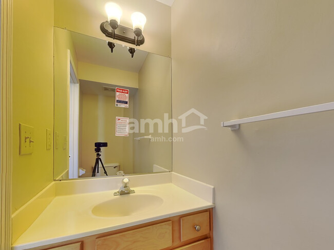 Building Photo - 6939 Sandbur Ct