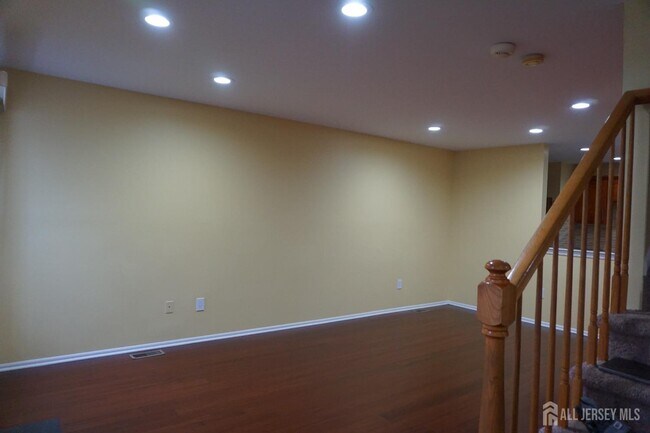 Building Photo - 160 Vasser Dr