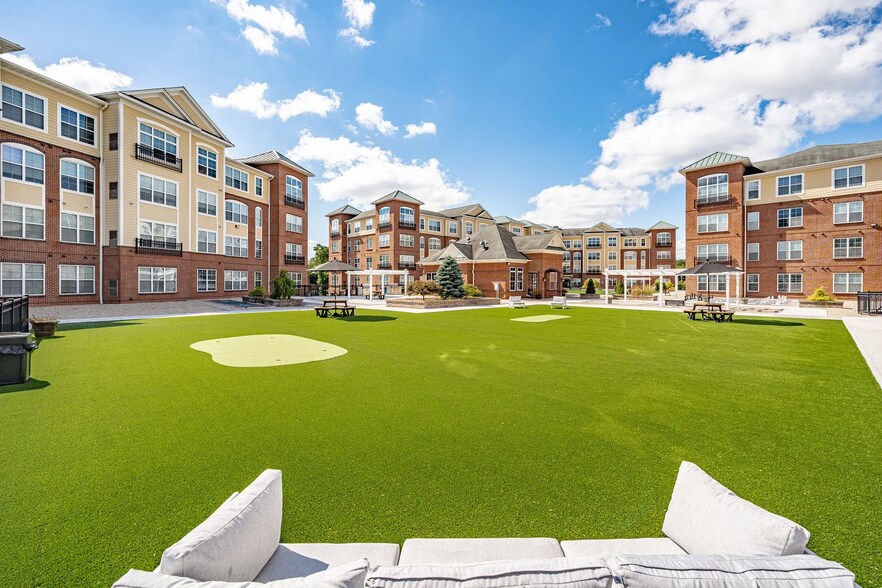 Building Photo - 400 Blake St