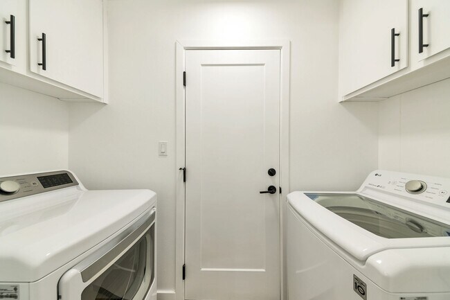 Building Photo - Remodeled 3 Bed 2 Bath 2 Car Garage Unfurnished 12 month lease with bonus room and AC in 2 car ga...