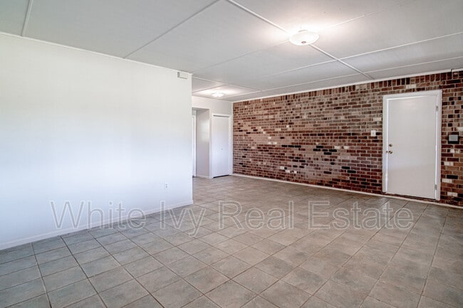 Building Photo - 295 Broadmoor Dr