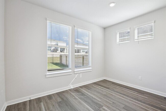 Building Photo - 2332 Delano Dr