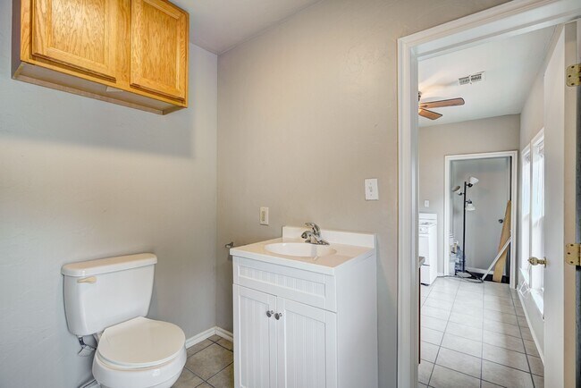 Building Photo - Stylish & Convenient Living Near OU !