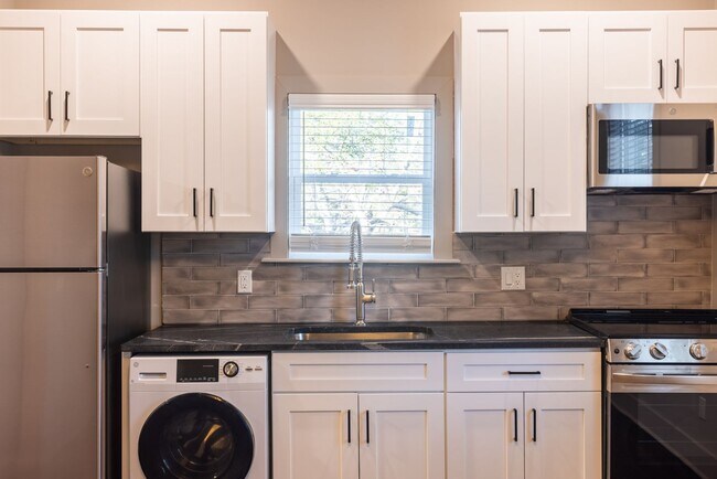 Building Photo - $300 OFF April Rent! Stylish Upstairs 1BR in Historic District