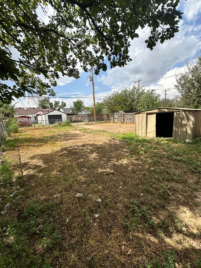 Building Photo - 904 S Travis St