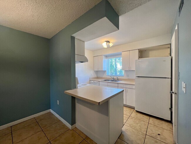 Building Photo - All inclusive 2 bed/ 1 bath condo in Hidden Lakes - Coming Soon near Downtown SRQ