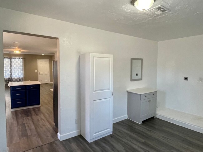 Building Photo - Updated and Spacious 2 bed 2 bath in the P...