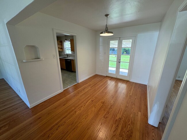 Building Photo - 2 bedroom | 1 bathroom | Single family Ard...