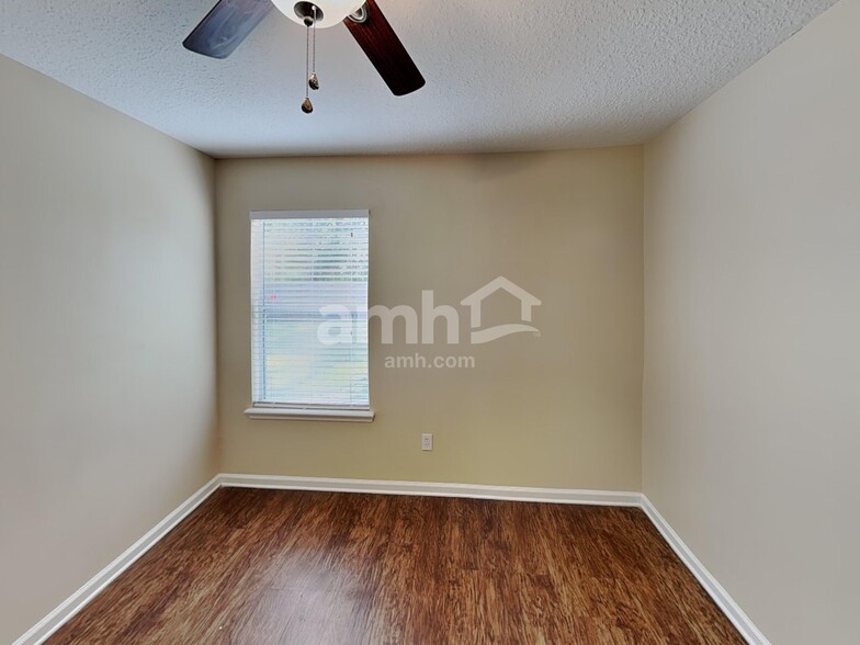 Building Photo - 14021 Golden Eagle Dr