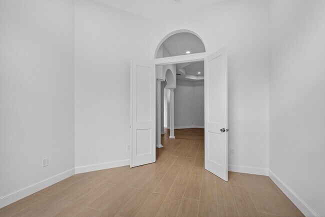 Building Photo - 8873 Via Brilliante