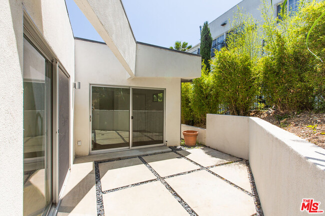 Building Photo - 3907 De Longpre Ave