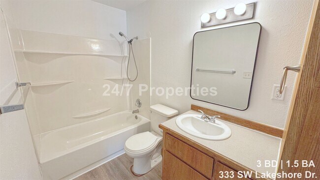 Building Photo - Freshly Updated 3 BD | 1.5 BA Unit - Downtown Estacada