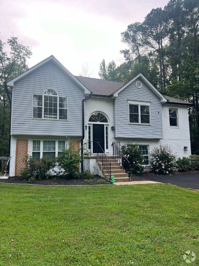 Building Photo - Spacious Multi-Generational Home on 3 Acre...