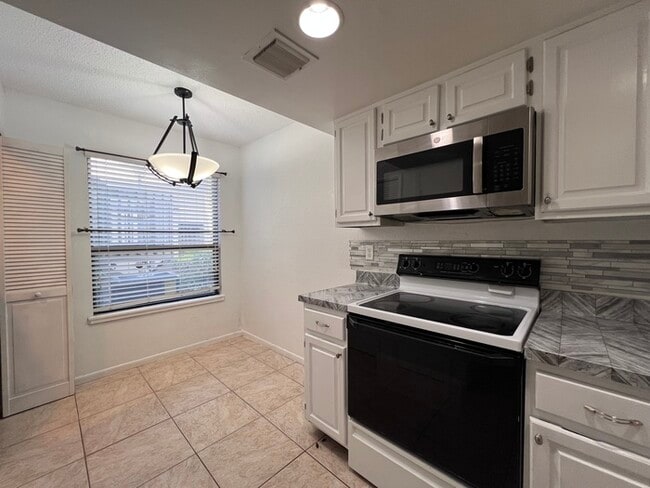 Building Photo - Stylish 2 Bed, 2 Bath Condo with Modern Am...
