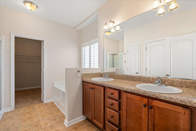 Building Photo - Upcoming Listing!