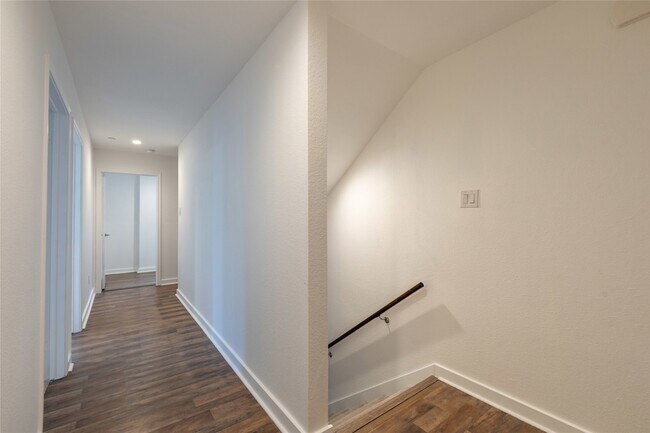 Building Photo - 2134 Lucas Dr