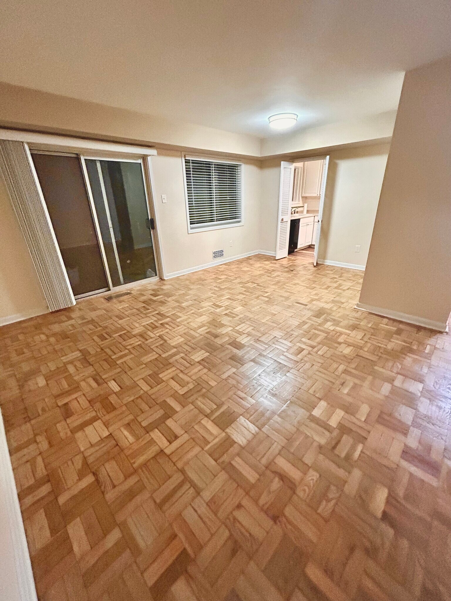 Building Photo - 10506 Weymouth St