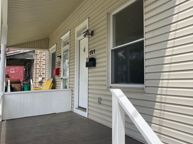 Building Photo - Charming & Well-Maintained 2-Bedroom, 1.5-...