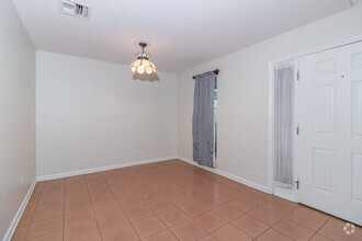 Building Photo - Wow! 2bed 2bath - Only 950