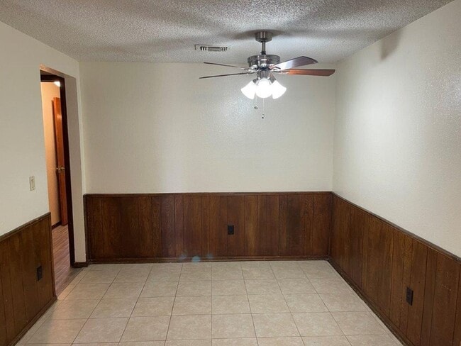 Building Photo - 2 bed 2 bed garage conversion with flex space, close to I-44 and I-240 ready for move in! Pets co...