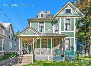 Building Photo - Tour this Cherry Hill Upper Unit!