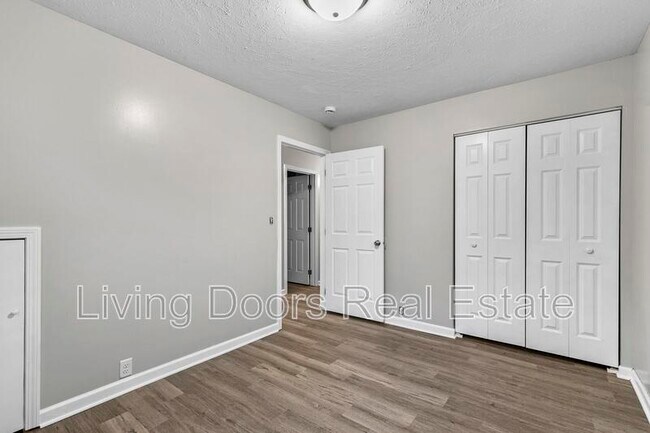 Building Photo - 348 S 5th St