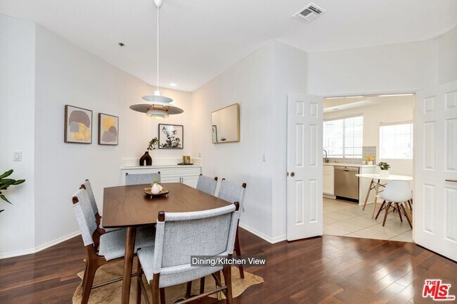 Building Photo - 850 N Poinsettia Pl